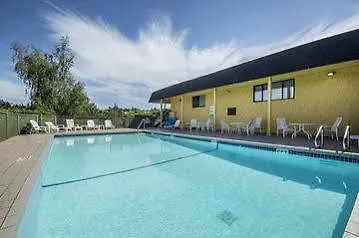 ויקטוריה Comfort Inn And Suites מלון